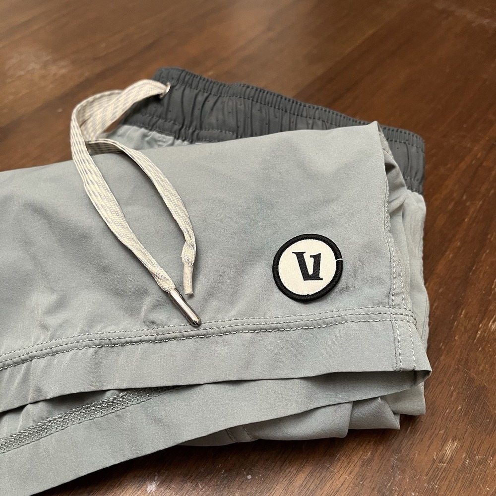 Vuori Shorts Mens S Gray Kore Lined Performance Running Gym Logo V302